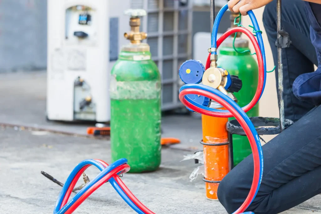 Tipuri de sisteme de răcire pentru depozite frigorifice: freon, amoniac sau CO2 – care este cel mai bun pentru afacerea ta?