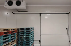 Alegerea ușilor corecte pentru camere frigorifice industriale